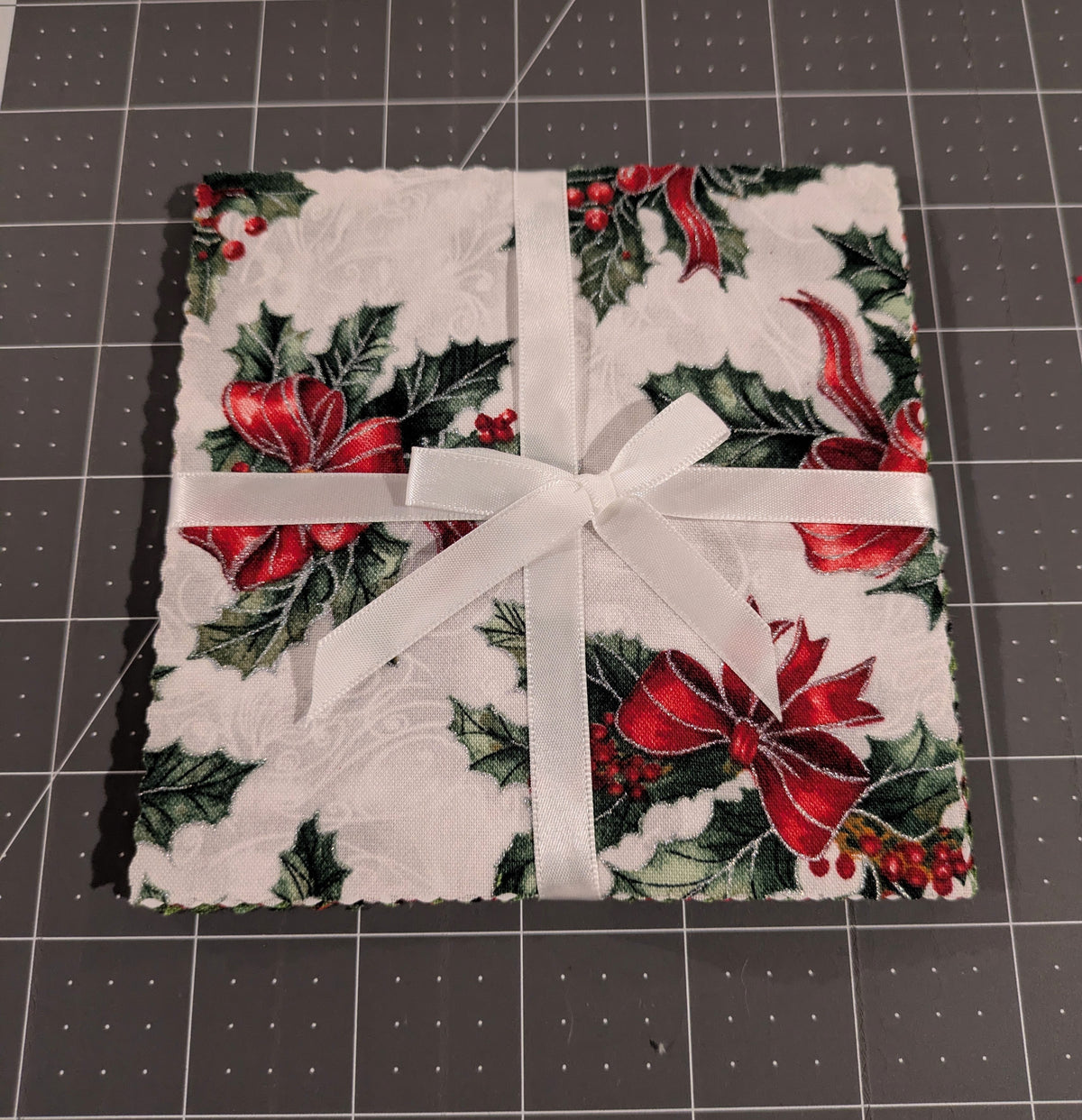 Holly & Bows - Charm Pack